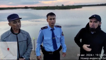 Фотография к новости: Ақмола облысында полицейлер суға батып бара жатқан балықшыларды құтқарды