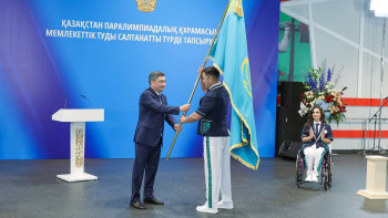 Фотография к новости: Париж-2024. Үкімет басшысы паралимпиадашыларға мемлекеттік туды табыстады