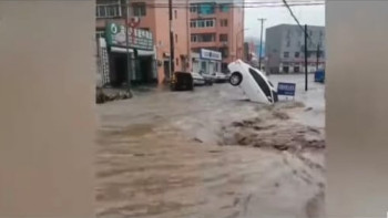 Фотография к новости: Қытайда бір қаланы су шайып кетті