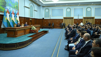 Фотография к новости: Қазақстан мен Тәжікстан президенттері БАҚ өкілдері үшін брифинг өткізді