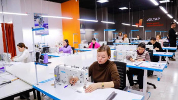 Фотография к новости: Астанада JOLTAP түлектері шеберлік сабағында тігіп үйренді