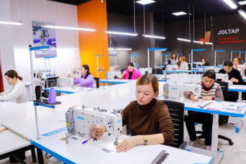 Фотография к новости: Астанада JOLTAP түлектері шеберлік сабағында тігіп үйренді