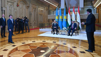 Фотография к новости: Тоқаев пен Эмомали Рахмонға Электрондық үкімет саласындағы ынтымақтастық туралы есеп берілді