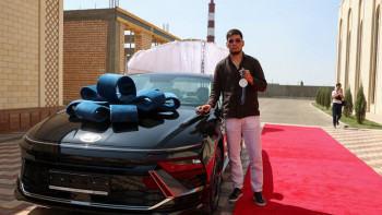 Фотография к новости: Париж Олимпиадасының күміс жүлдегері Нұрбек Оралбайға көлік табысталды