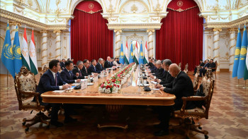 Фотография к новости: Тоқаев пен Рахмон кеңейтілген құрамда келіссөз жүргізді