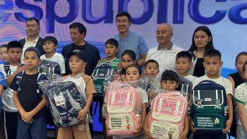 Фотография к новости: Алматы облысында 30 балаға "Алаш топтамасынан" сөмкелер берілді