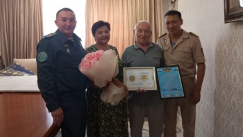 Фотография к новости: Әскери теңізшілер Қарулы күштердің ардагерін мерейтойымен құттықтады