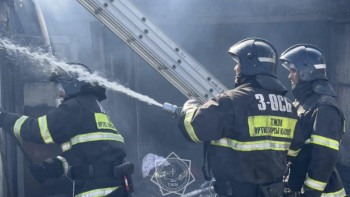 Фотография к новости: ТЖМ қызметкерлері оттан 3 газ баллонын шығарды