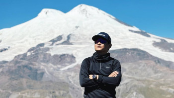 Фотография к новости: Қазақстандық Эльбрустің шыңында «Адай» күйін шертті