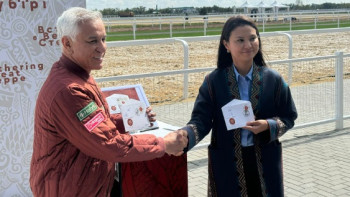 Фотография к новости: Көшпенділер ойыны: Мерейтойлық пошта маркасы таныстырылды