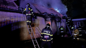 Фотография к новости: Ақтөбеде тұрғын үйдің ауласында тұрған көлік өртенді