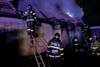 Фотография к новости: Ақтөбеде тұрғын үйдің ауласында тұрған көлік өртенді