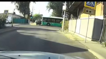 Фотография к новости: Алматыда тағы да автобус пен жеңіл көлік соқтығысты