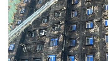 Фотография к новости: Ақтауда ірі тұрғын үй кешенінің сырты өртеніп кетті