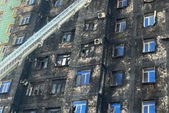 Фотография к новости: Ақтауда ірі тұрғын үй кешенінің сырты өртеніп кетті