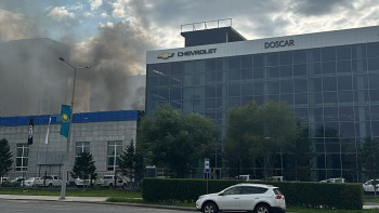 Фотография к новости: Астанада көліктерге қызмет көрсету орталығы өртеніп жатыр