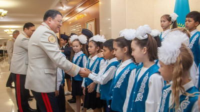 Ішкі істер министрі полиция сыныптарының оқушыларымен кездесті