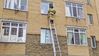 Фотография к новости: Қосшы қаласында ТЖМ қызметкерлері екі баланы құтқарды