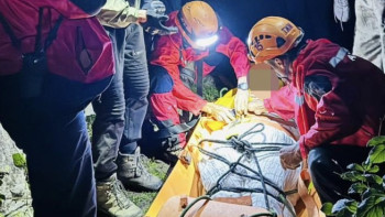 Фотография к новости: Құтқарушылар тауда жарақат алған бойжеткенді эвакуациялады