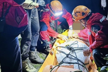 Фотография к новости: Құтқарушылар тауда жарақат алған бойжеткенді эвакуациялады