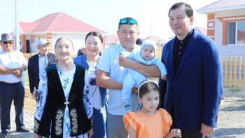 Фотография к новости: Ақтөбе облысында су тасқынынан кейін 100-ден астам отбасы жаңа үйдің кілтін алды