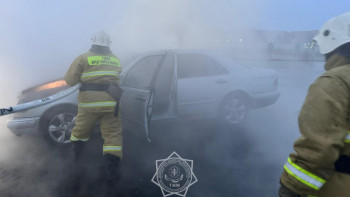 Фотография к новости: Өрт сөндірушілер жанып жатқан автокөлікті 9 минут ішінде сөндірді