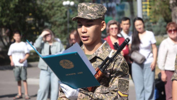 Фотография к новости: Алматыда шетелге оқуға кететін курсанттар әскери ант берді