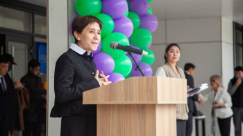 Фотография к новости: Тамара Дүйсенова жайлы мектептің ашылу салтанатына қатысты