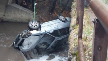 Фотография к новости: Алматыда автокөлік өзенге құлап кетті