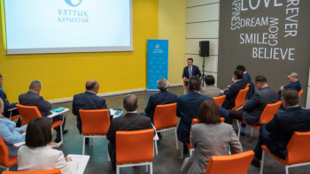 Фотография к новости: Ерлан Қарин Ұлттық құрылтайдың аймақтардан келген мүшелерімен кездесті