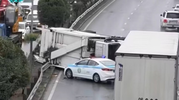 Фотография к новости: Алматыда қоқыс таситын көлік аударылып қалды