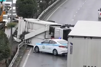 Фотография к новости: Алматыда қоқыс таситын көлік аударылып қалды