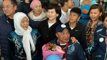 Фотография к новости: Паралимпиаданың күміс жүлдегері Еркін Ғаббасовты әуежайдан күтіп алды