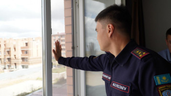 Фотография к новости: Көпбалалы отбасыларға қауіпсіз торлар орнатылды