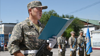 Фотография к новости: Әскери мектеп түлектері еGov порталы арқылы әскери билеттерін алды