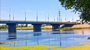 Фотография к новости: Қостанайда полицейлер көпірден секірмек болған ер адамды құтқарып қалды