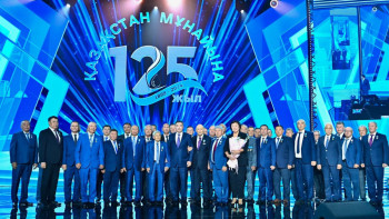 Фотография к новости: Мұнай индустриясының 125 жылдығына орай сала ардагерлеріне марапаттар табыс етілді