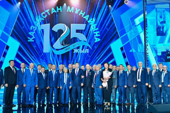 Фотография к новости: Мұнай индустриясының 125 жылдығына орай сала ардагерлеріне марапаттар табыс етілді