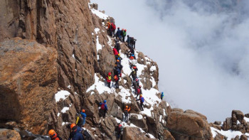 Фотография к новости: Алматыда Альпиниадада мыңнан астам тау әуесқойлары Жастар шыңына көтерілді