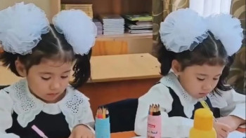 Фотография к новости: Ақтауда бір мектепте 7 жұп егіз бірінші сыныпқа барды