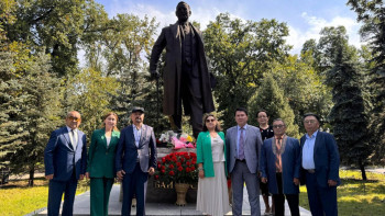 Фотография к новости: Алматыда Ахмет Байтұрсынұлының ескерткішіне гүл шоғы қойылды
