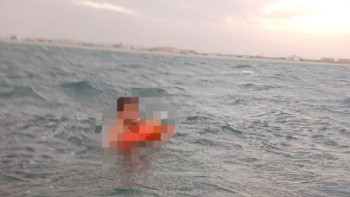 Фотография к новости: Каспий теңізінің жағалауынан екі ер адам құтқарылды