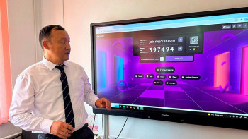 Фотография к новости: Ауыл мұғалімі сабақ беруде халықаралық әдістемені қолданып жүр