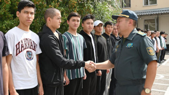 Фотография к новости: Алматыда әскер қатарына алынғандарды жөнелту басталды