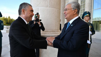 Фотография к новости: Көшпенділер ойындарын тамашалауға Гурбангулы Бердімұхамедов келді