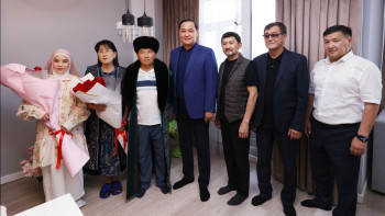 Фотография к новости: Жамбыл әкімі Нұрдәулет Жұмағалидің ата-анасына құрмет көрсетті