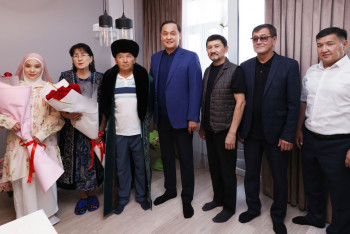 Фотография к новости: Жамбыл әкімі Нұрдәулет Жұмағалидің ата-анасына құрмет көрсетті