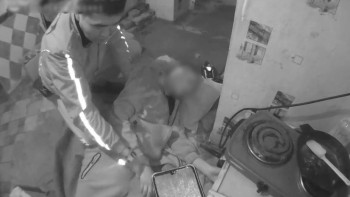 Фотография к новости: ШҚО-да полицейлер ер адамды ажалдан арашалап қалды