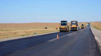 Фотография к новости: Көлік министрі өңірлердегі жолдарды орташа жөндеу бағдарламасымен танысуда