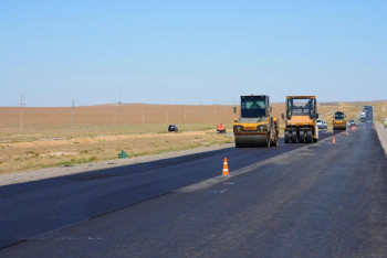 Фотография к новости: Көлік министрі өңірлердегі жолдарды орташа жөндеу бағдарламасымен танысуда